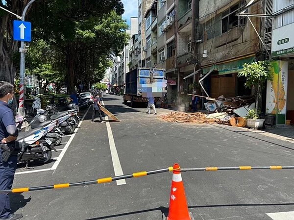 高雄市苓雅區樓房整建施工，封阻道路，警方對施工單位開罰。記者林保光／翻攝