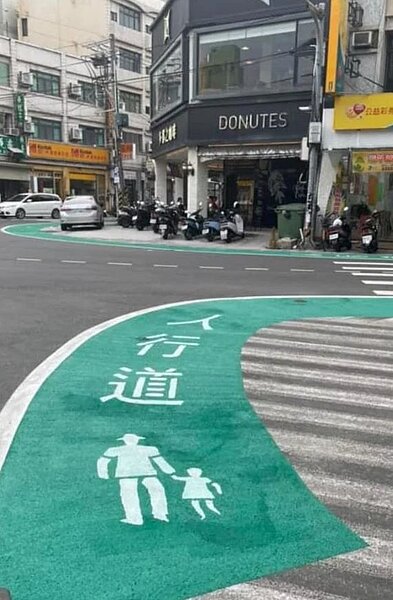 彰化縣政府交通處在和美鎮「六條通」路口,畫設綠底標線型人行道,地方人士認為十分突兀,也擔心若防滑係數不足,雨天會讓行人滑倒。圖/賴清美提供
