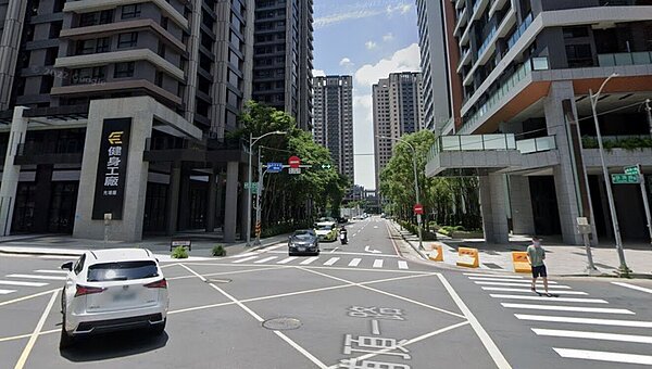 19日在新竹市都市更新審議大會中,順利通過關埔地區新增的一件民間公益捐建空橋案,為竹科悅揚(鄰埔頂一路側)至富春居(鄰埔頂一路側)的人行空橋。圖/新竹市政府提供