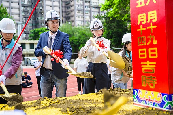 高虹安進行動土儀式。圖/教育處提供