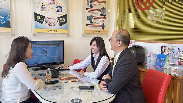 陳嘉宏經紀人（右）、郭逢英經紀人（中），協力搭檔服務客戶，堅守誠實未成交也贏得客戶信任。圖／永慶不動產提供