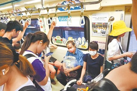 大眾運輸上的博愛座屢生搶位衝突。圖為台北捷運民眾搭乘情形。（鄧博仁攝）