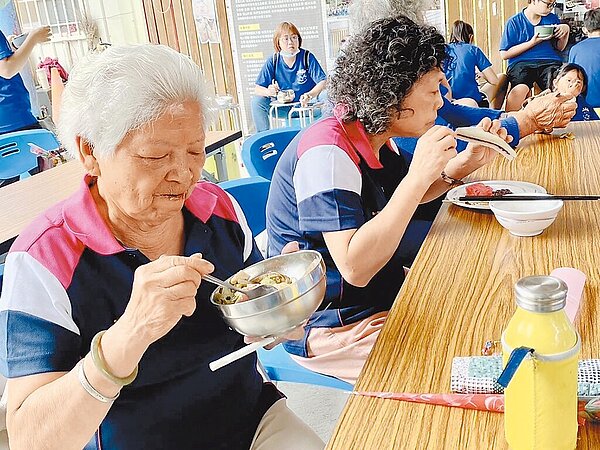 嘉義縣積極布建老人食堂、長青活力站等社區據點,讓全縣長照據點涵蓋率提升到72%,整體長照涵蓋率至2023年已提升至108.51%,涵蓋率躍居全台之冠。(嘉義縣政府提供/呂妍庭嘉義傳真)