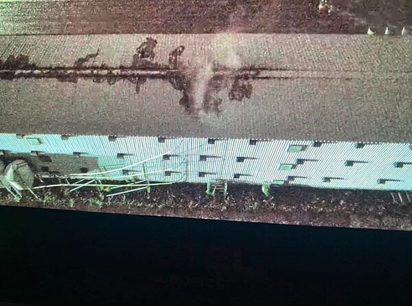 養雞場規模大,屋頂被燒穿冒煙,2樓還有8000隻蛋雞。圖/南市消防局提供