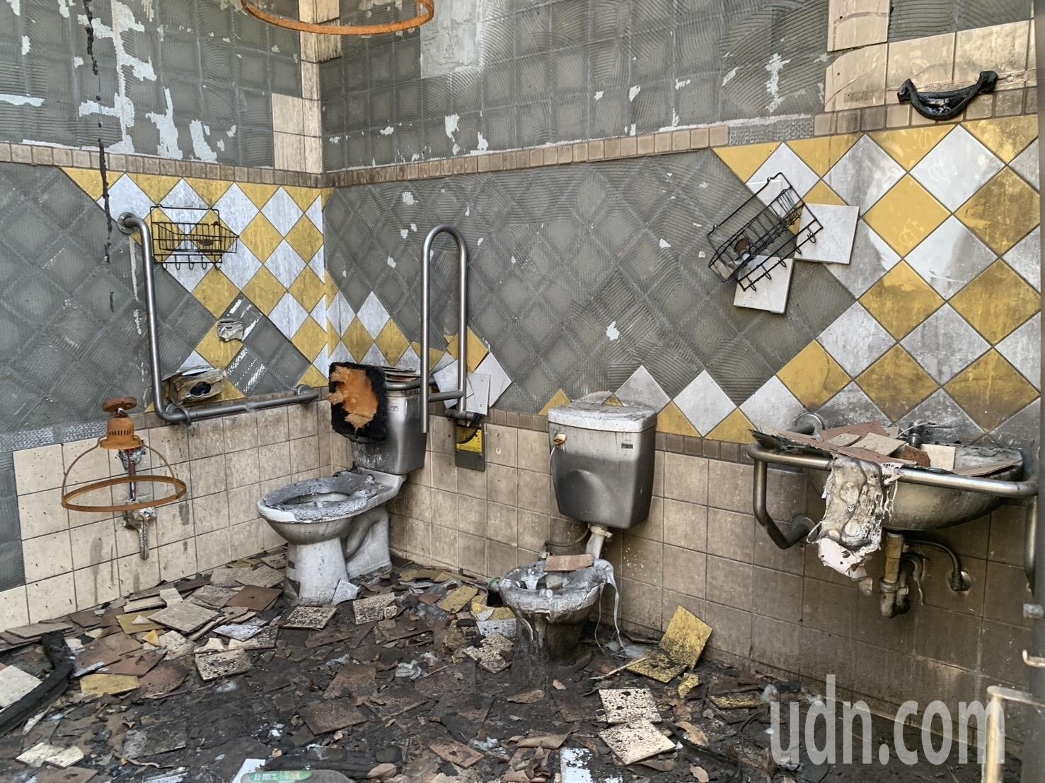 桃園市中壢藝術園區內公廁遭火燒,目前架設圍籬仍未整修,僅有2間流動廁所,附近住戶抱怨連連。記者翁唯真/攝影