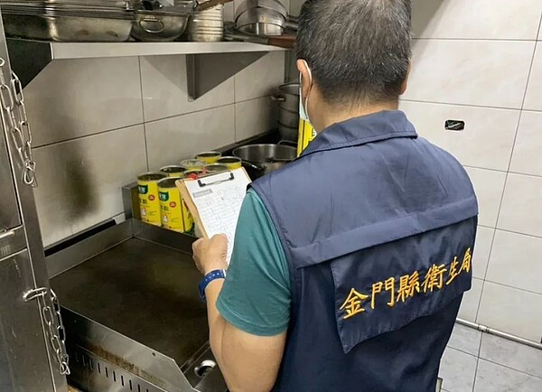 台中市旅遊團上月在金門縣某餐廳用餐後,多人陸續出現噁心、嘔吐、腹瀉、發燒等腸胃不適症狀,衛生局立即派員前往5家個案曾用餐過的餐廳稽查,檢驗報告今已全數出爐。圖/金門縣衛生局提供