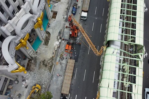 去年5月10日興富發建設工程吊臂砸入中捷軌道,導致1死14傷重大事故。圖/聯合報系照片