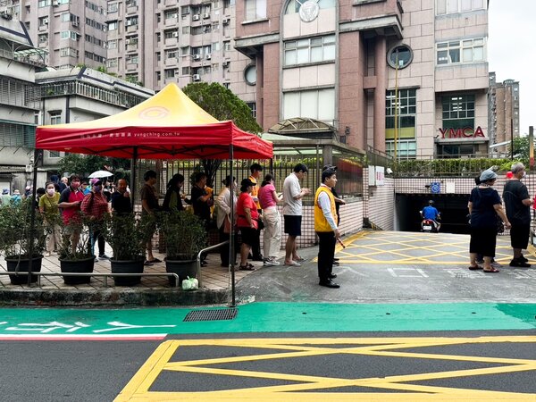 永慶房屋連續4年贊助台北市文山區試院里辦公舉行端午節活動，在現場引導動線，助里民順利拿取物資。