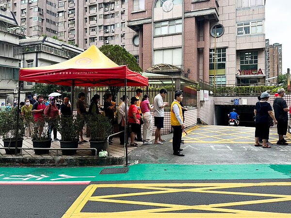 永慶房屋連續4年贊助台北市文山區試院里辦公舉行端午節活動,在現場引導動線,助里民順利拿取物資。