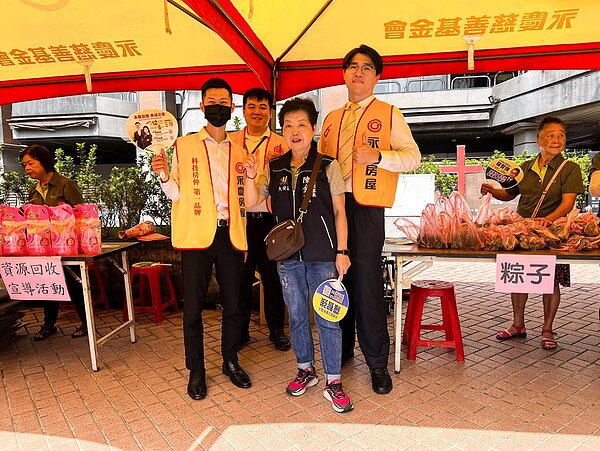 永慶房屋在端午假期協助社區、鄰里舉行端午活動,陪伴里民熱鬧慶端午。