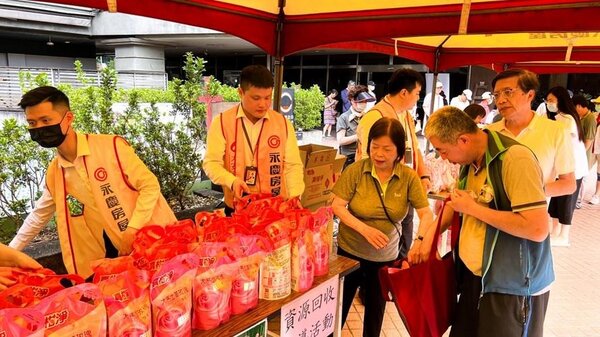 永慶房屋擔任活動志工協助台北市大安區華聲里辦公處發送端午節物資。