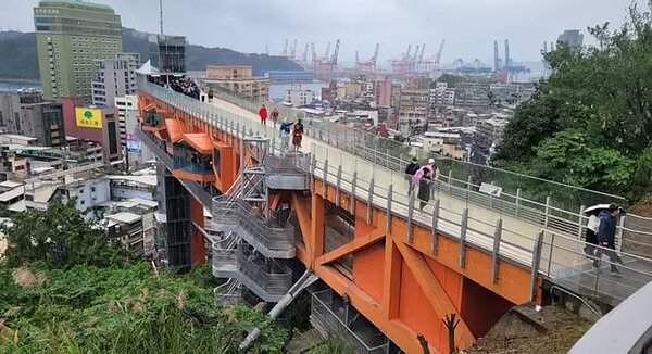 即日起基隆塔暫停開放,未來對於風險較高的基隆塔頂樓尖端部分,在重新開放後也將進行管制。記者游明煌/翻攝