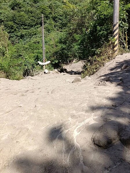 花蓮秀林鄉景美村三棧部落20日大雨,野溪暴漲土石流淹沒產業道路。圖/景美村長田廣增提供