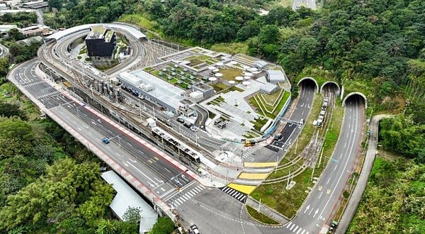 捷運安坑輕軌去年通車後,運量持續成長,為滿足機廠周邊社區民眾搭乘需求,新北決定於下月1日至26日平日上午,從機廠登車平台發2班上午尖峰加班車。圖/新北捷運局提供