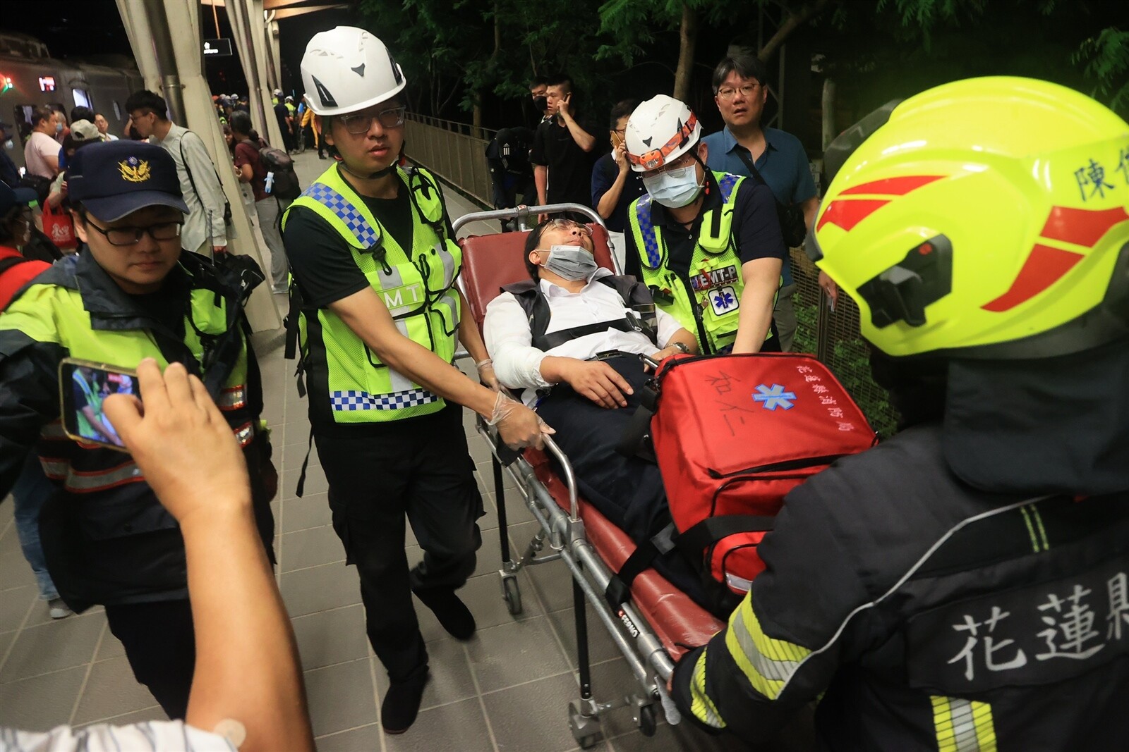 台鐵229次新自強號列車昨天在和仁隧道南口撞擊土石流，9人受傷，車上旅客由台鐵接駁到新城站。記者余承翰／攝影 