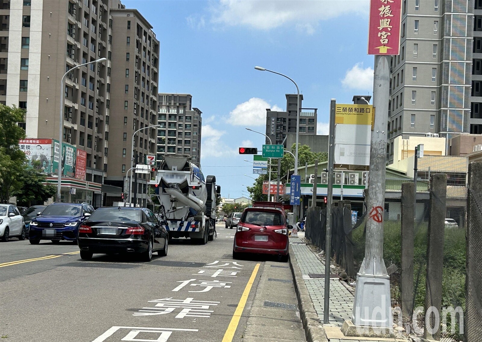 台中市高鐵重劃區烏日區三榮路二段人行道窄，又有電桿基座、公車站牌等擋道，行人難以通過。記者趙容萱／攝影 