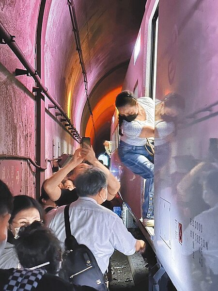 台鐵229次新自強號21日下午經花蓮秀林鄉崇德及和仁間路段時,撞擊土石流,列車卡在清水隧道內,乘客摸黑逃出車外。(民眾提供/王志偉花蓮傳真)