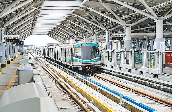 高雄捷運紅線岡山高醫站至岡山車站路段，預計6月底開始試營運。（高市捷運局提供／楊舒婷高雄傳真）