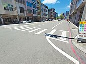 高市路面邊線掀熱議　網酸像大型停車格