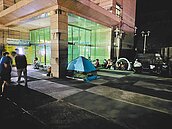 為電動機車半夜排隊　謝國樑致歉