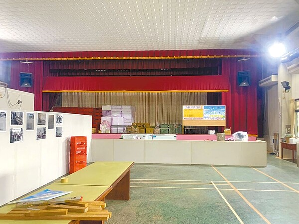 新竹縣竹東資源莊冰店遭祝融全毀,中油將冰店移至隔壁大禮堂,預計下周一24日重新營業。(謝賢運提供/邱立雅竹縣傳真)