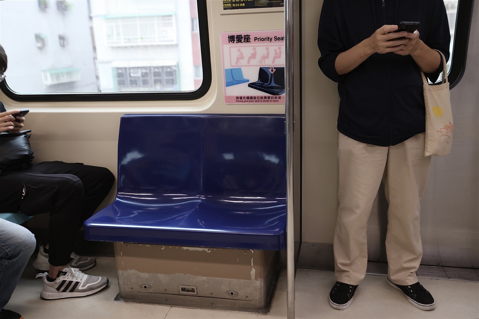 博愛座存廢爭議再起，身障團體表示，博愛座條文修法僅是身障權法一小部分，衛福部若要展現魄力，應盡快完成身權法十年大修工作。圖為台北捷運車廂。 記者林伯東／攝影 