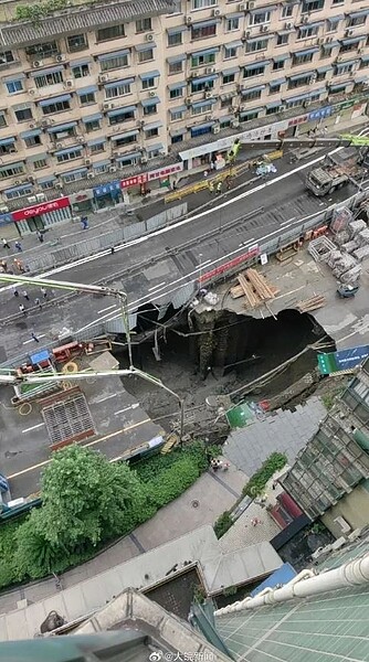 成都一處建設中的地鐵車站，21日凌晨3點50分發生路面坍塌。（圖／取自大皖新聞）