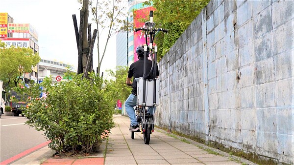 養工處同仁騎乘腳踏車揹負攝影機蒐集影像，將人行道的長度、寬度、鋪面破損程度及固定設施物完成數位建檔、資料檢核。圖／工務局提供