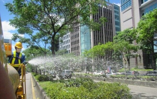 台北市公園處進行植栽澆灌。圖／公園處提供