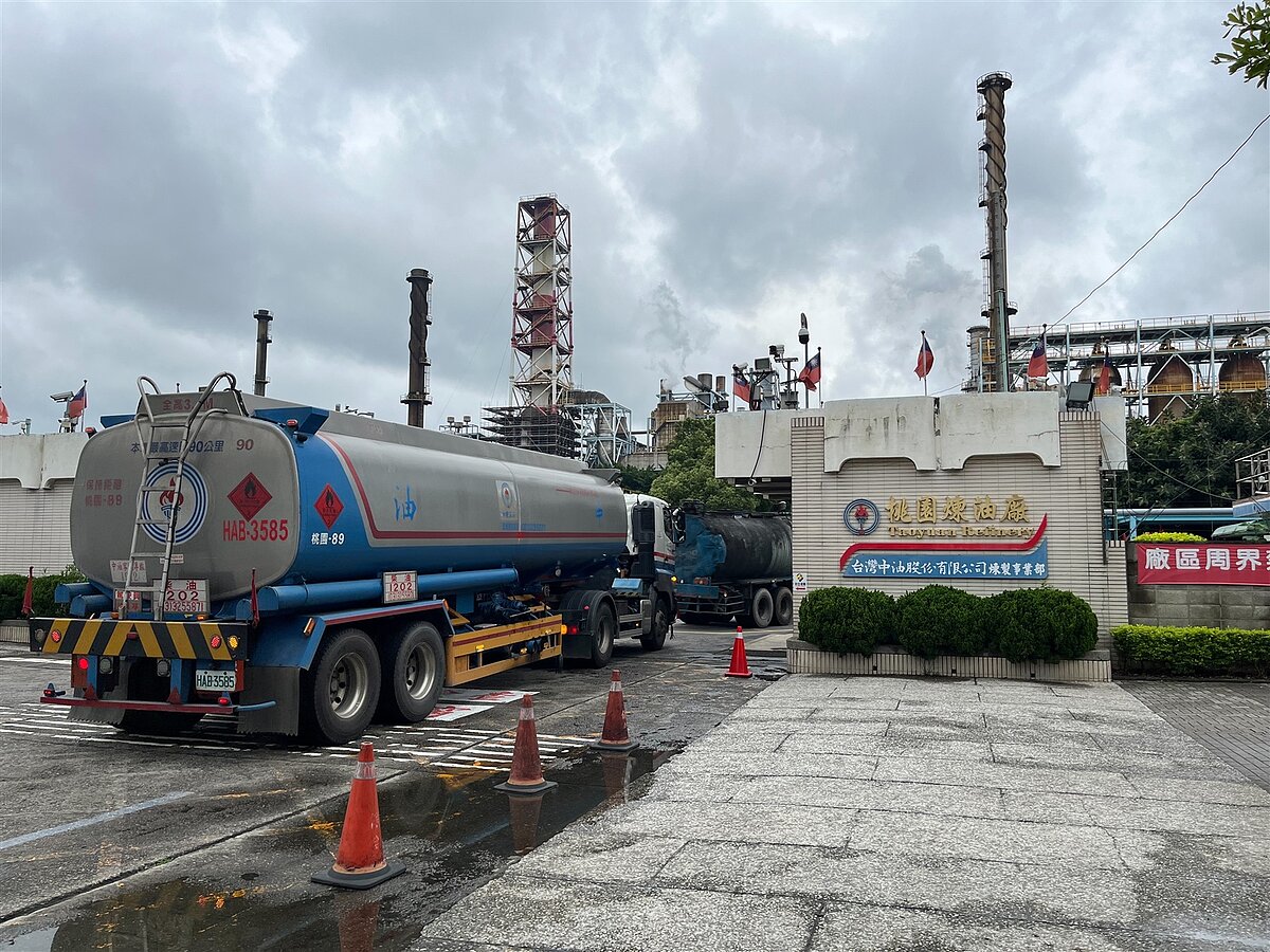 中油桃園煉油廠為幫國光電廠二期工程覓地,意外揭廠內重金屬與石油化合物汙染,約5.5公頃土地被公告為汙染控制場址。記者陳俊智/攝影