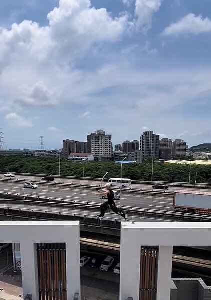 杜姓男跑酷玩家日前在烏日6樓住宅頂樓景觀牆上跑酷,連跨過3個景觀牆。圖/翻攝自杜男IG