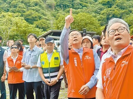 行政院長卓榮泰(右二)22日到太魯閣國家公園了解地震後災損及復原狀況,手指山壁大片崩塌,相當怵目驚心。(王志偉攝)