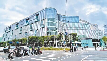 台北市研考會民調顯示,對大巨蛋安全有信心的民眾僅占45%,主委俞振華解釋,交叉比對後發現,民眾若有入場觀賽的經驗,有信心的比率增加為64%,顯示有去過大巨蛋現場,會覺得比較放心,圖為大巨蛋外觀。(本報資料照片)