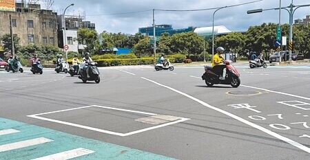 
取消機車兩段式左轉呼聲不斷，各縣市政府也陸續開放，部分路段就算仍設有待轉區，但在近日35度高溫曝曬下，顯少有騎士願意到待轉區等候，大都直接左轉。（陳育賢攝）
