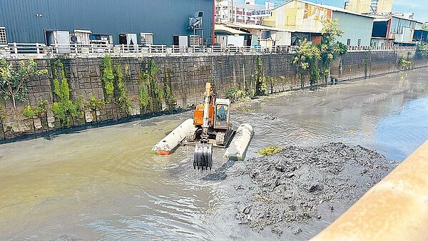 高雄市鳳山溪近日溪面黑又臭且浮出死魚，市議員李雅靜推斷，水利局2天前執行清淤未做汙水攔阻措施，才讓汙水又流向中、下游。（高市議員李雅靜提供／楊舒婷高雄傳真）