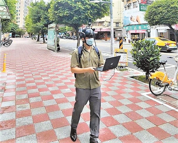 新北市養工處派員背負攝像機,手持觸控式面板或筆電控制攝像頭轉向,透過GPS定位於地圖中顯示測量所在座標,以系統化、科學化的分析掌握人行道資訊。(新北市工務局提供/王揚傑新北傳真)