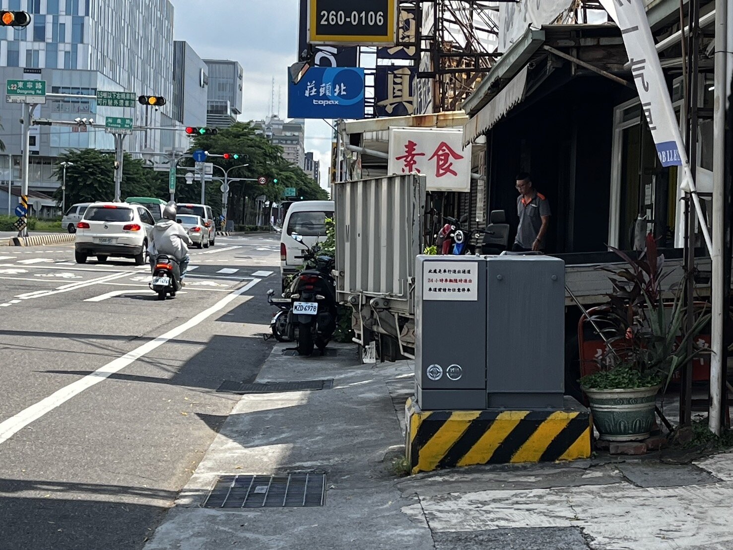 台南市人行道上常有電箱等設施影響通行。記者吳淑玲/攝影