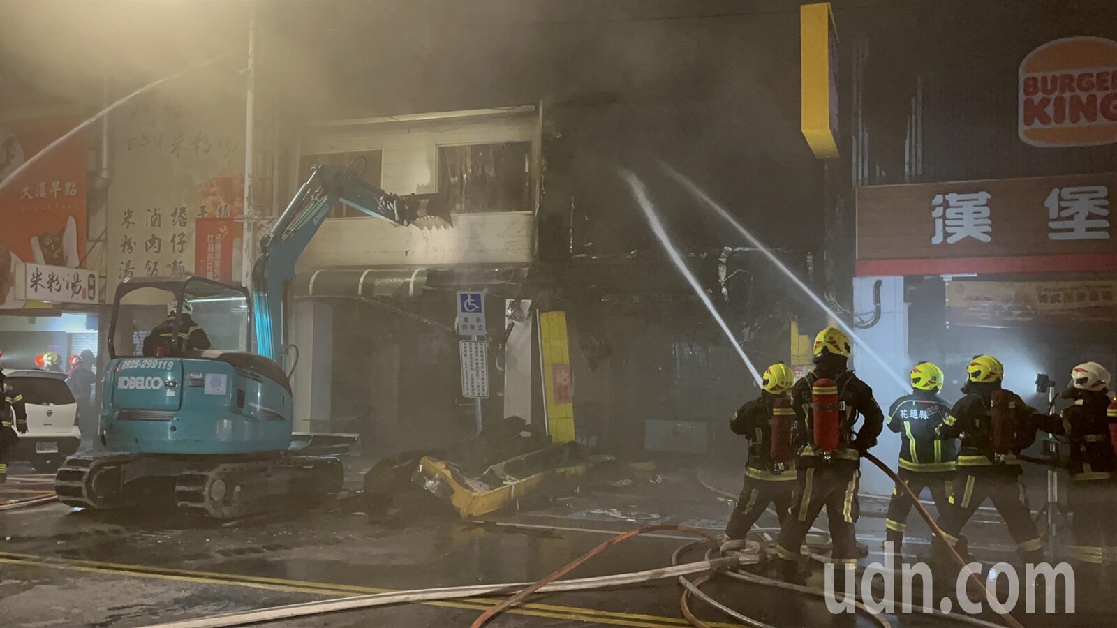 花蓮市區中山路一間寵物美容店今晚大火,消防局出動多個分隊人車布設水線撲救,還出動怪手破壞鐵皮以利射水。記者王燕華/攝影