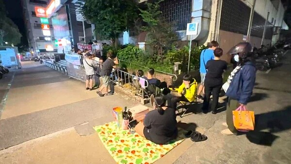 基隆市政府宣布,電動機車下周暫停現場收件,7月第一周開放網路收件,民眾不用再漏夜排隊。記者游明煌/翻攝