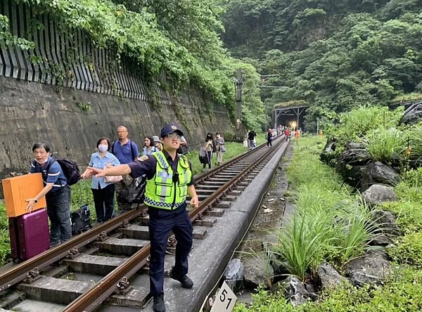 台鐵229次新自強號前天經過花蓮秀林鄉崇德及和仁間路段時，因土石流覆蓋軌道，造成列車出軌、列車目前卡在清水隧道內，乘客下車步行。記者王燕華／翻攝