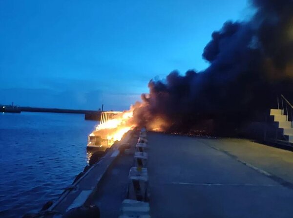海釣船「超咬一號」啟動時疑似電線走火,火勢一發不可收拾。圖/民眾提供