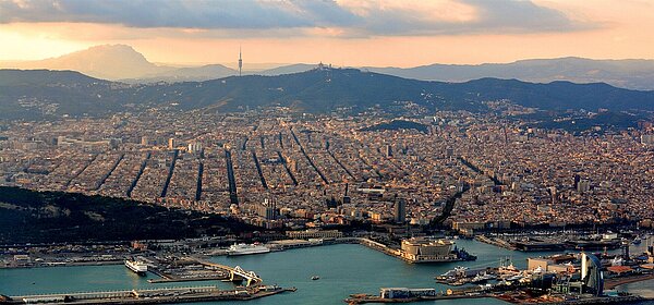 西班牙旅遊勝地巴塞隆納,計畫2028年起禁止將住宅出租給遊客,以抑制不斷飆漲的住房成本。維基百科