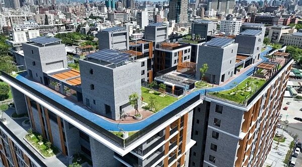 台中公園社宅「入厝」,市長盧秀燕開箱設施,頂樓有300公尺PU空中跑道。圖/中市住宅處提供