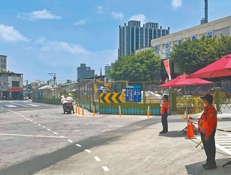 桃園市交通局調整台鐵中壢站前交通動線,新措施推行以來仍有不少用路人摸不著頭緒,因標示不清,有機車騎士直接停在馬路上讓乘客下車。(呂筱蟬攝)