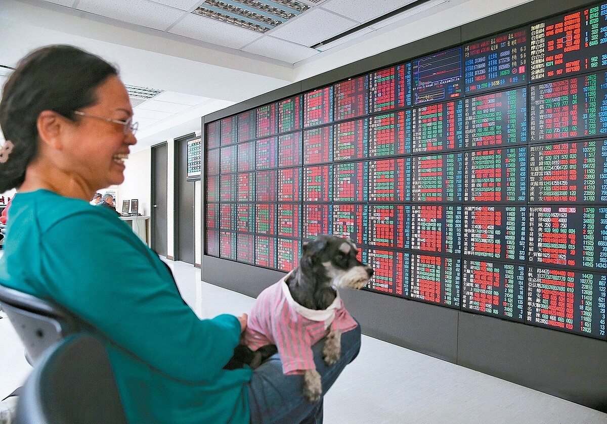 台股利多匯聚,今年來強漲29.6%,在全球主要股市指數中,僅次於費城半導體指數的32.6%漲幅。 圖/聯合報系資料照片