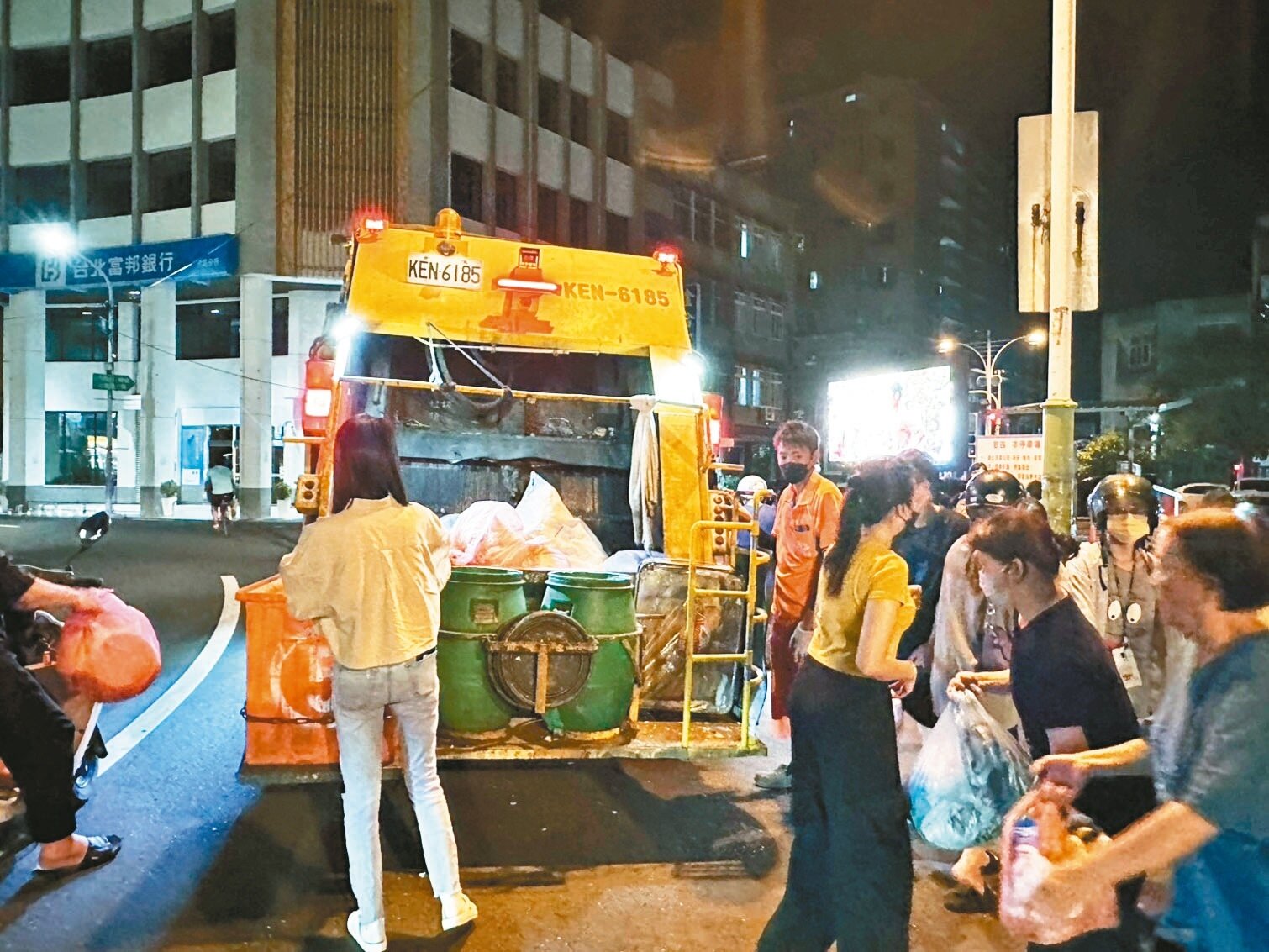 雲林縣環保局3月起實施垃圾破袋稽查，發現多達6成的家戶未做好分類，圖為垃圾車沿街清運情形。記者蔡維斌／攝影 