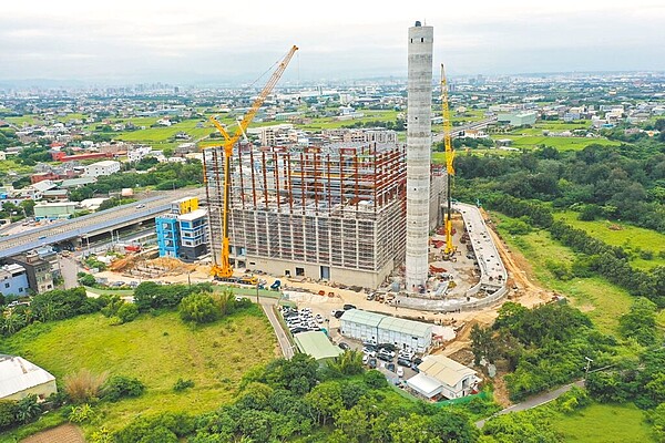 新竹縣竹東、新豐垃圾堆置驚人,環保局已提出計畫逐步清運,高效能垃圾熱處理設施的興建進度已逾90%,預計2024年底可進入試燒作業。圖/新竹縣政府提供