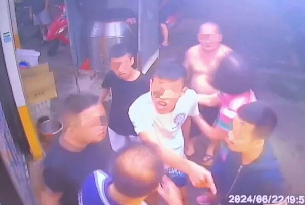 楊梅區一家燒臘店爆發客人與店家集體鬥毆事件,警方帶回3人偵辦。圖/警方提供