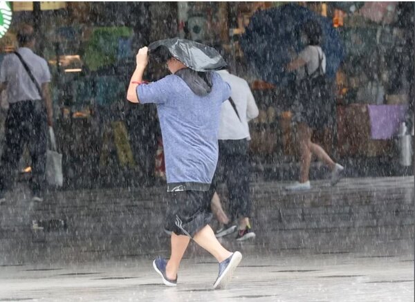 台北市23日午後再度大雨。圖／聯合報系資料照