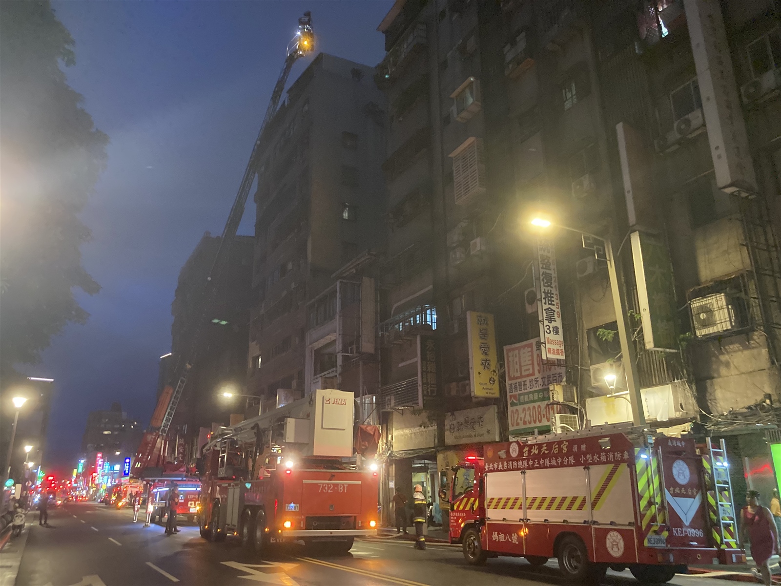 台北市萬華區康定路上的鑽石大樓，今天晚上發生火警，所幸無人受傷送醫。記者翁至成／攝影 